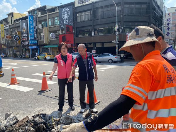 ▲大里中興路二段淹水元兇找到了，排水溝挖開赫見塞滿這些東西。（圖／市議員張芬郁提供）