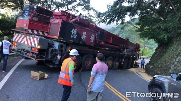 ▲紅色大吊車卡關，蘇花路廊一度中斷4小時。（圖／記者游芳男翻攝）