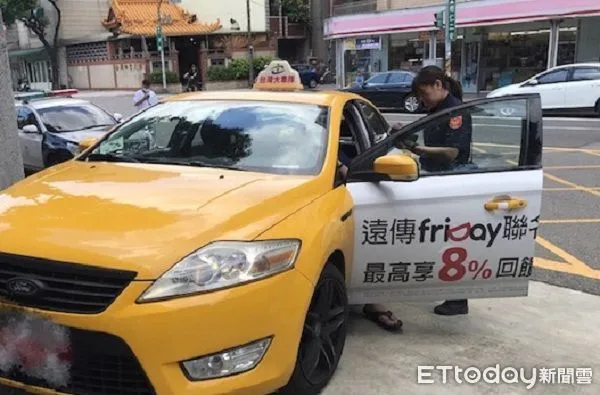 ▲陸客手機掉到計程車上。（圖／桃園警分局提供）