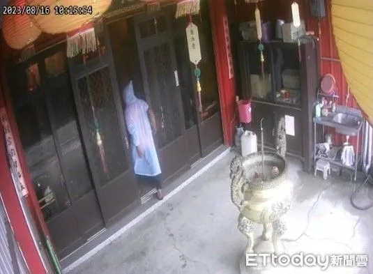 ▲▼男子藉著宮廟躲雨，竟起貪念想偷香油錢，宮主已被偷2次，這次不忍了。（圖／民眾提供，下同）