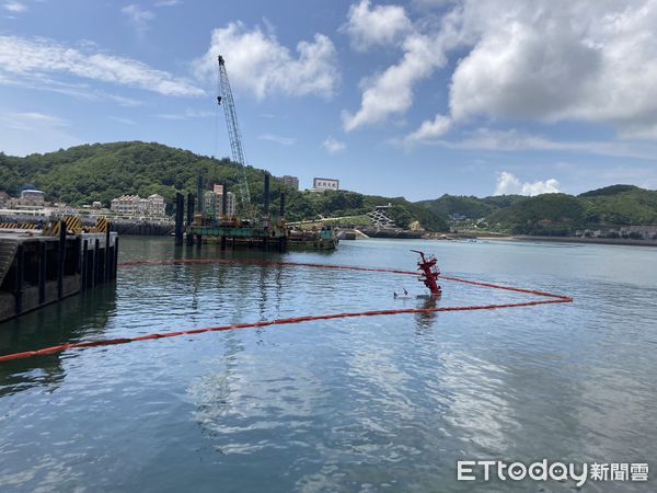▲▼       馬祖新台馬輪撞翻拖駁船      。（圖／記者林名揚翻攝）