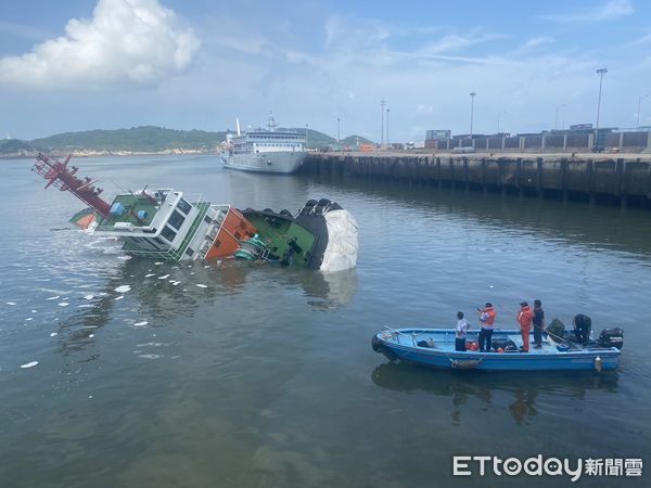 ▲被撞沉的拖船，目前造價超過2億元。（圖／港務公司提供）