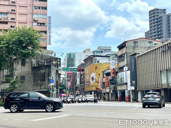 ▲▼疑似郭台銘競選總部、位於板橋館前西路上目前為建案銷售中心。（圖／記者許靖騏攝）