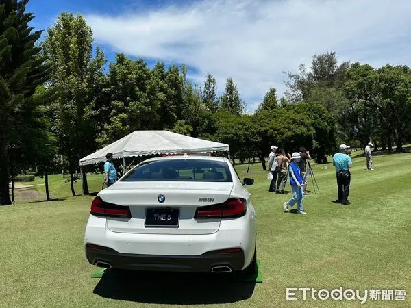 ▲▼球場停放一輛價值近300萬元新車。（圖／記者王兆麟攝，下同）