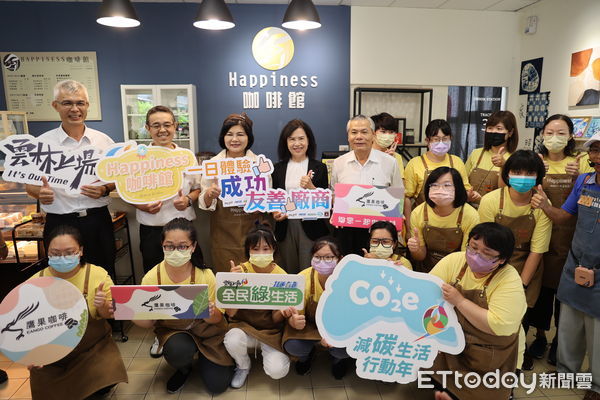 ▲張麗善化身LISA姐姐至庇護商店Happiness咖啡館挑戰一日店員初體驗，由庇護學員教導LISA姐姐揉麵團、烤餅乾還有手沖咖啡。（圖／記者蔡佩旻翻攝）