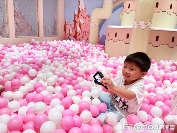 ▲和逸飯店•台南西門館，25日起至9月17日第2波親子攝影作品人氣票選開跑，開放所有民眾上網票選最喜歡的GoPro影音作品，人氣票選第1名即送出價值萬元的GoPro大獎等。（圖／記者林東良翻攝，下同）