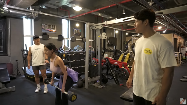 ▲TWICE志效登金鍾國健身節目秀肌肉線條。（圖／翻攝自YouTube／김종국 GYM JONG KOOK）