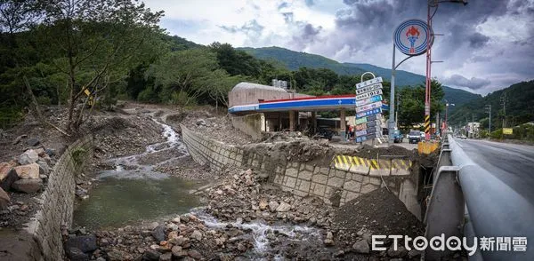 ▲仁愛鄉南豐村加油站內土石已清空，一旁野溪仍加緊進行疏濬。（圖／「DU 雙魚的海邊」粉絲專頁提供，下同）
