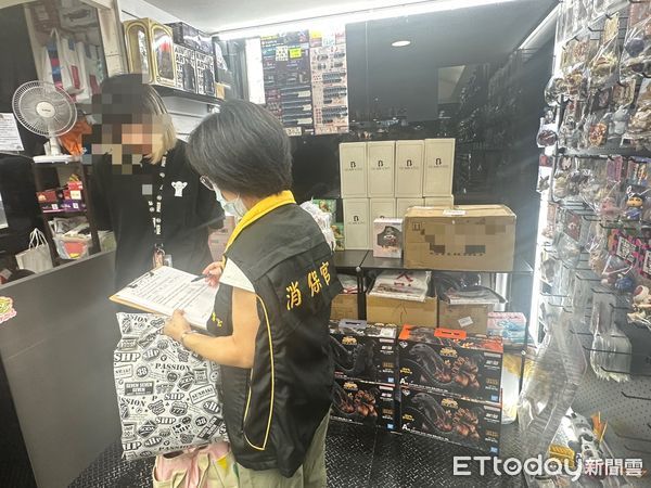 ▲▼北市法務局會同商業處、警察局抽查西門町萬年大樓，就販售一番賞公仔店家進行稽查。（圖／法務局提供）