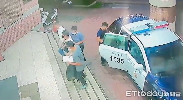 ▲台南市警五分局據報，埋伏當場逮捕車手2名，並於車手背包內，起出另一被害人被詐騙款項55萬元，全案依詐欺及洗錢防制法罪嫌送辦，並擴大偵辦中。（圖／記者林東良翻攝，下同）