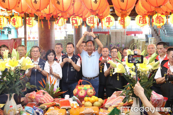 ▲鴻海創辦人郭台銘參加葫蘆寺中元普渡超薦大法會。（圖／記者林敬旻攝）