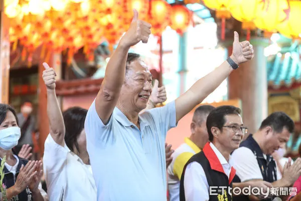 ▲鴻海創辦人郭台銘參加葫蘆寺中元普渡超薦大法會。（圖／記者林敬旻攝）