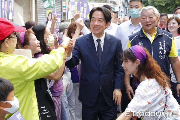 ▲▼民進黨總統候選人賴清德25日在中正萬華在地民意代表的陪同下，前往伍德宮參香拜廟受到當地居民的熱情歡迎。（圖／記者湯興漢攝）