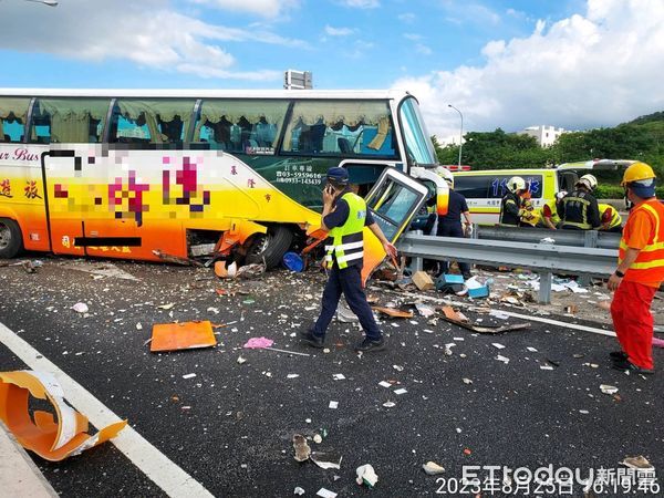 ▲▼ 遊覽車撞分隔島  。（圖／記者陳凱力翻攝）