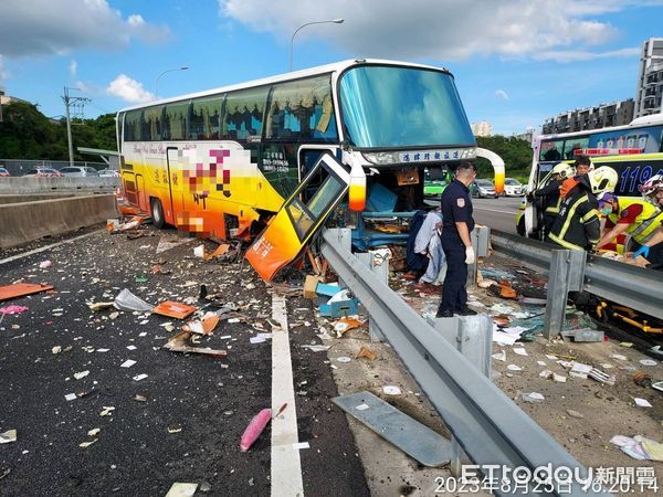 ▲▼ 遊覽車撞分隔島  。（圖／記者陳凱力翻攝）