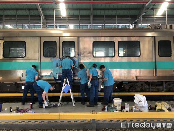 ▲▼高雄捷運遭惡意塗鴉，捷運公司怒斥「毫無美感」將求償絕不寬貸。（圖／記者許宥孺翻攝）