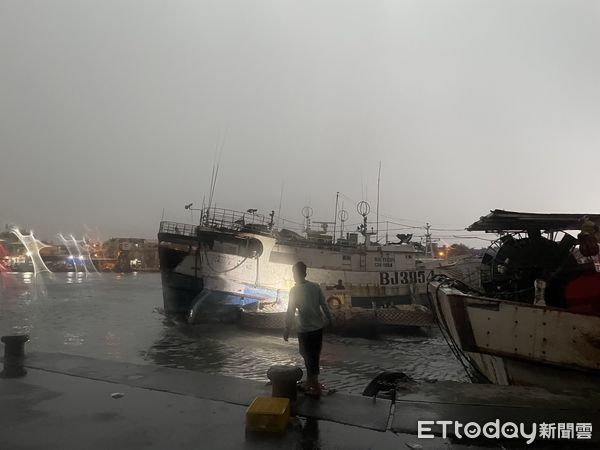 ▲▼東港漁港驚傳「火燒船」　大量黑煙竄天…多艘漁船遭殃。（圖／民眾提供）