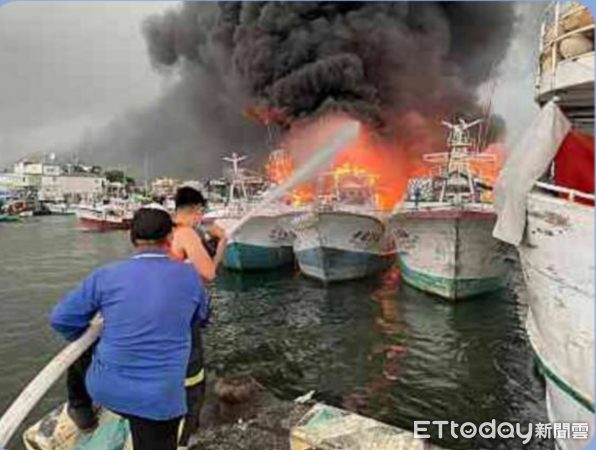 ▲▼東港漁港驚傳「火燒船」　大量黑煙竄天…多艘漁船遭殃。（圖／民眾提供）