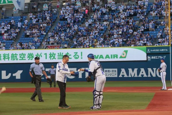 ▲ 長榮航空總經理孫嘉明特別受邀擔任「長榮航空之夜」開球儀式嘉賓，為賽事正式揭開序幕。（圖／長榮航提供）