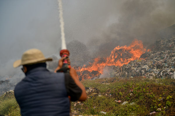 ▲印尼西爪哇垃圾場大火。（圖／路透）
