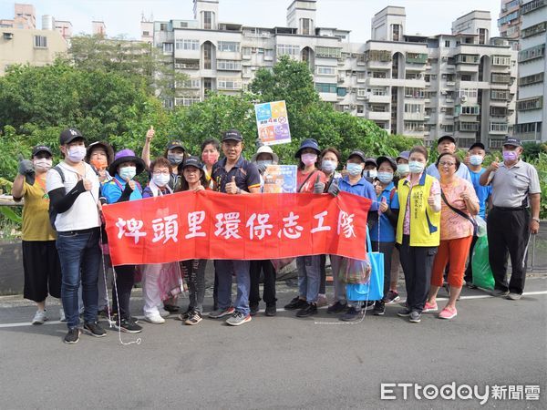 ▲▼ 八里里長與志工清理菜園積水容器            。（圖／記者戴上容翻攝）