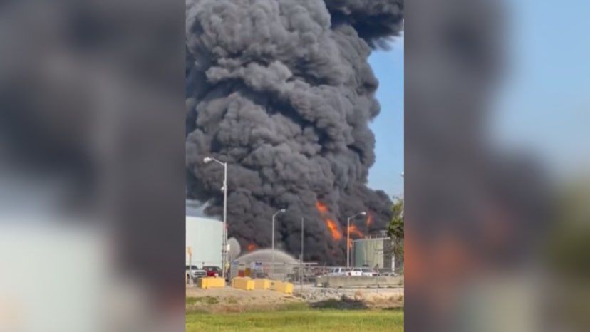 ▲▼美國馬拉松石油公司（Marathon Petroleum）位於路易斯安那州的煉油廠發生大火。（圖／翻攝推特）
