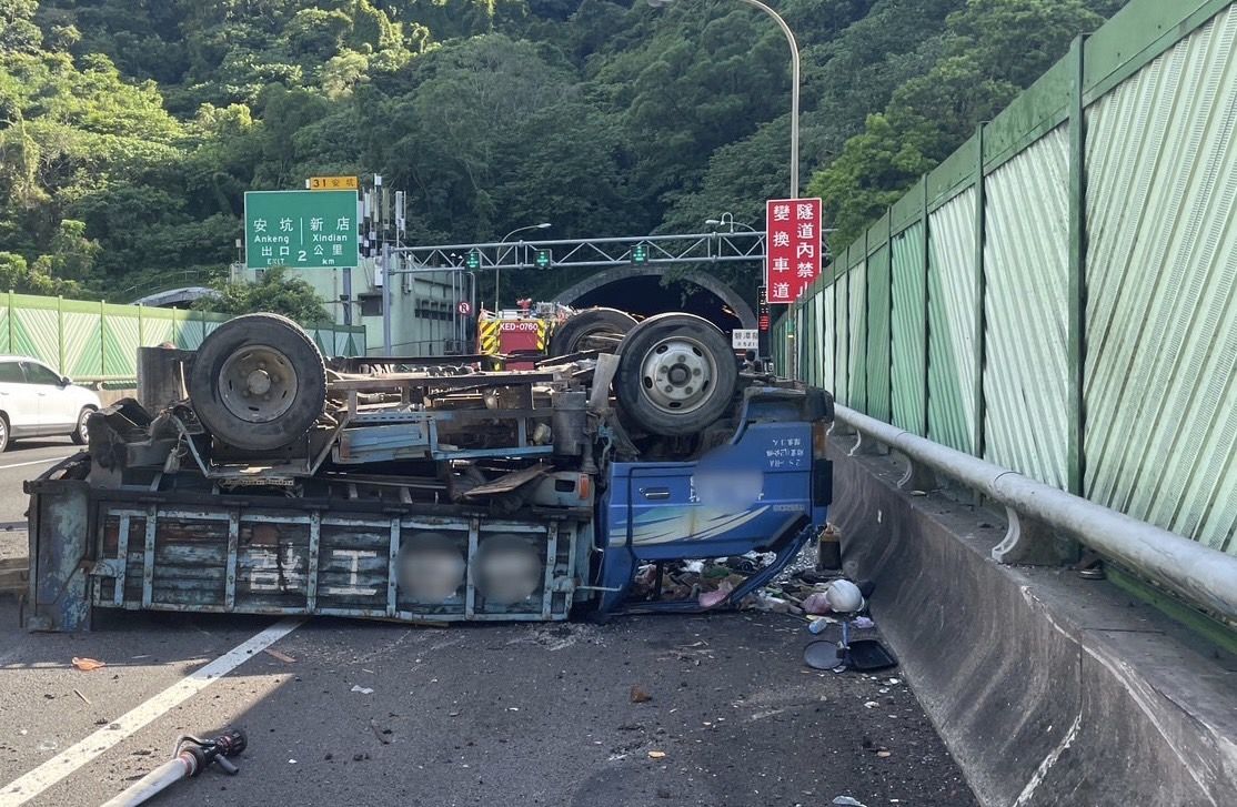 ▲男子駕駛小貨車，行經國道3號南下28.5K翻覆。（圖／記者陸運陞翻攝）