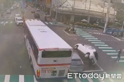 自小客閃公車！害後車騎上來「神奇平衡向前滑」　驚險畫面曝光