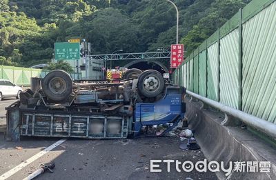 快訊／國3南下28.5K小貨車「外側烏龜翻」　車上推土機也摔落地