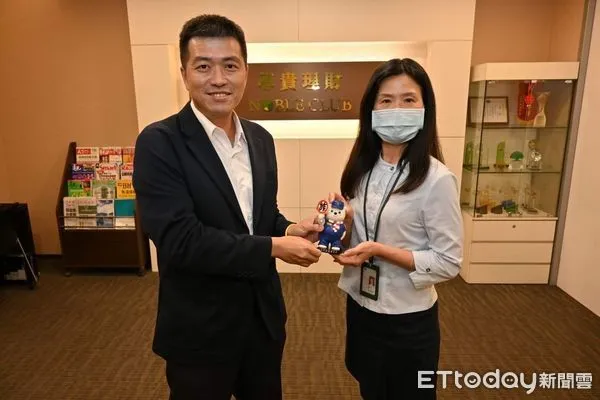 ▲▼   嘉市警二分局攔阻詐騙成效斐然！ 分局長特頒警察大白熊予最優金融機構 。（圖／嘉義市警局提供）