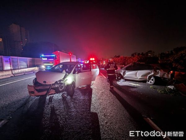 ▲▼        國道一號竹北段嚴重車禍     。（圖／記者陳凱力翻攝）