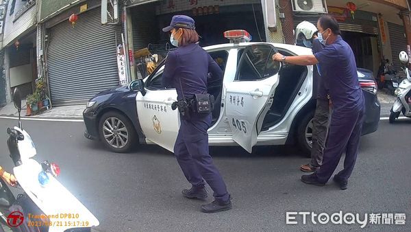 ▲潮州警分局中山路所巡佐江嘉仁及警員曾世竹逮獲陳男             。（圖／記者陳崑福翻攝）