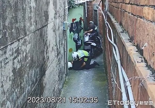 ▲潮州警分局中山路所巡佐江嘉仁及警員曾世竹逮獲陳男             。（圖／記者陳崑福翻攝）