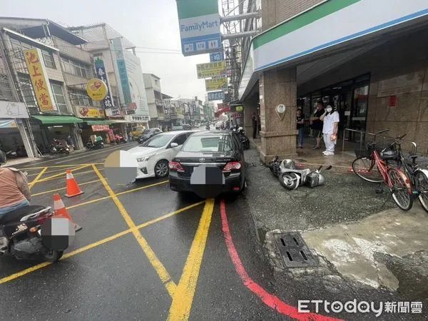 ▲鄭男駕駛自小客因血糖低連撞路旁汽機車             。（圖／記者陳崑福翻攝）