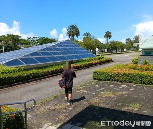 ▲黑衣男子揮拳逞凶後，隨即拉開閘門離開現場 。（圖／記者許宥孺翻攝）