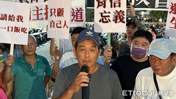 ▲大東夜市攤商自救會會長李怡德，率領近200名自救會代表，聚集在大東市門口舉牌、呼口號抗議。（圖／記者林東良攝，下同）