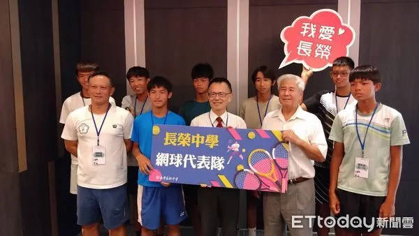 ▲台南市長榮中學網球代表隊2023年正式成軍，在教練鄭偉揚的帶領下，屢創佳績，校方在台南台糖長榮酒店舉辦慶功宴，宴請選手與家長。（圖／記者林東良翻攝）