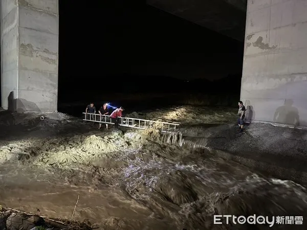 ▲▼南投昨(25)日因一場大雨溪水暴漲，有2名釣客受困。（圖／記者高堂堯翻攝）