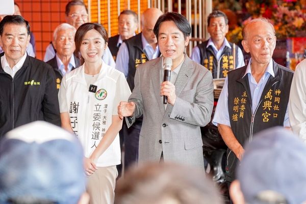 ▲▼賴清德赴神岡區萬興宮參香祈福。（圖／民進黨提供）