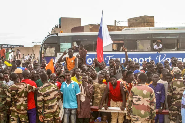▲▼尼日人民在法國軍事基地前抗議。（圖／路透）