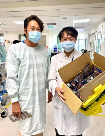 ▲姜成鎬買玩具車給病童。（圖／翻攝自臉書／Jin-Chung Shih）