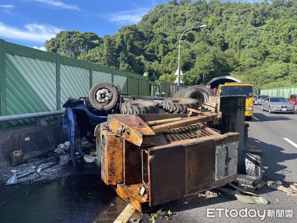 ▲男子駕駛小貨車，行經國道3號南下28.5K翻覆。（圖／記者陸運陞翻攝）