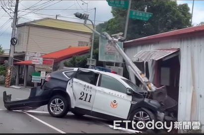 ▲▼ 台東警車自撞。（圖／重機車友 ❘ 各區路況天氣、資訊分享中心）