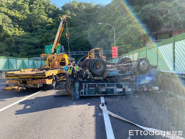 ▲民眾經過時，聽到「碰」的一聲，右前方的大貨車底部冒出白煙。（圖／記者陸運陞翻攝）