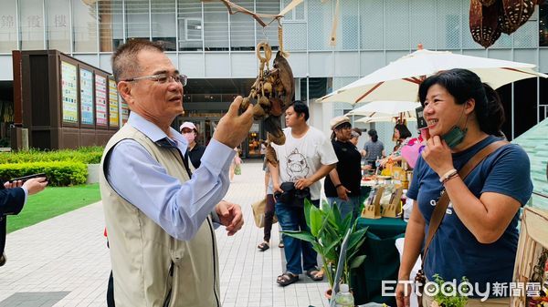 ▲台南市勞工局晴天創意築夢坊，26日於南紡購物中心辦理「綠色一夏！環保藝起來」晴天好市集展售活動，邀請18個手工藝攤位及2家庇護工場身障員工販售，合計30個攤位共襄盛舉。（圖／記者林東良翻攝，下同）