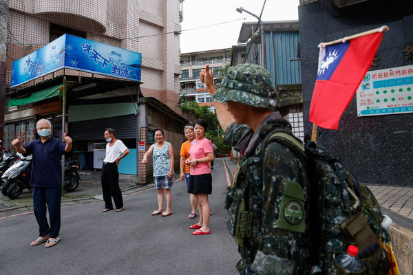 ▲▼22歲退伍士兵蔡宗霖穿迷彩服徒步環島，希望喚起全民對中共威脅的關注。（圖／路透）