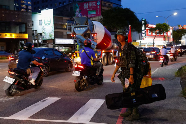 ▲▼22歲退伍士兵蔡宗霖穿迷彩服徒步環島，希望喚起全民對中共威脅的關注。（圖／路透）