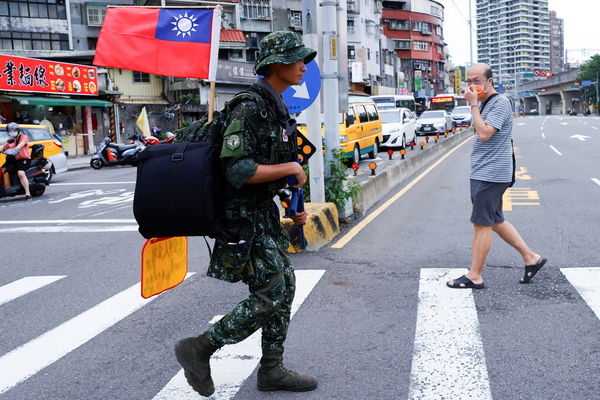 ▲▼22歲退伍士兵蔡宗霖穿迷彩服徒步環島，希望喚起全民對中共威脅的關注。（圖／路透）