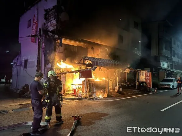 ▲▼高雄市高楠公路透天厝起火。（圖／記者吳世龍翻攝）