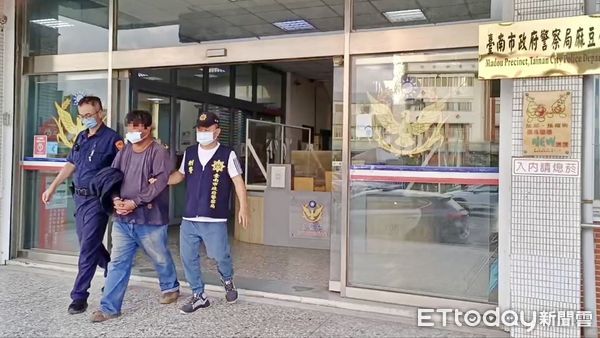 ▲台南市警局執行「同步掃黑、打詐、肅槍等專案行動」，經動員各分局、刑警大隊、保安大隊警力，強勢執行臨檢盤查、搜索掃蕩，執行成果相當豐碩。（圖／記者林東良翻攝，下同）